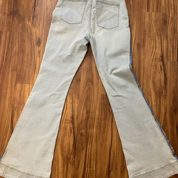 NWT Alice+Olivia LA BELL BOTTOMS. Embroidered. Size 30 tall.